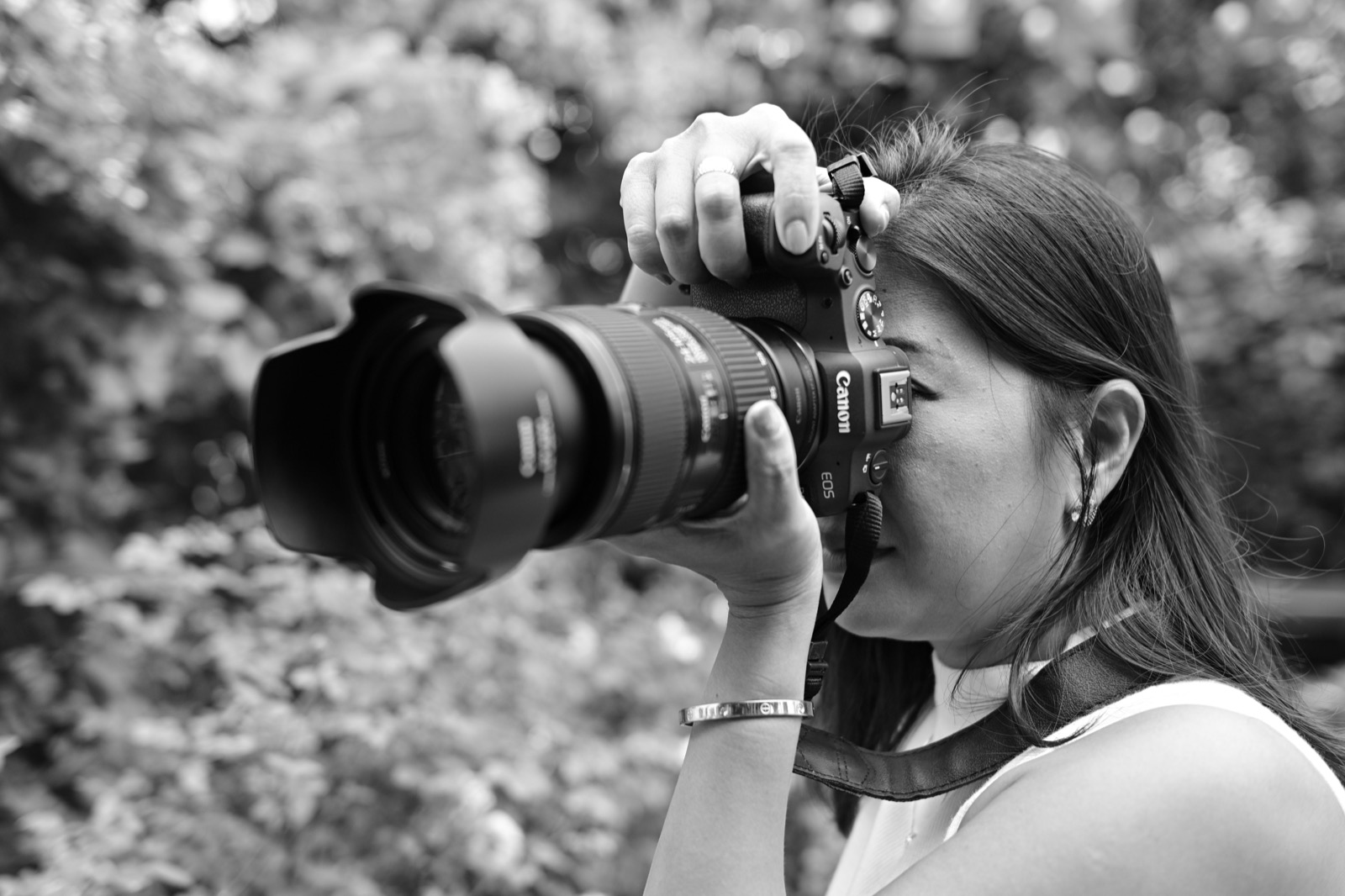 Fotógrafa profissional fotografando um evento esportivo